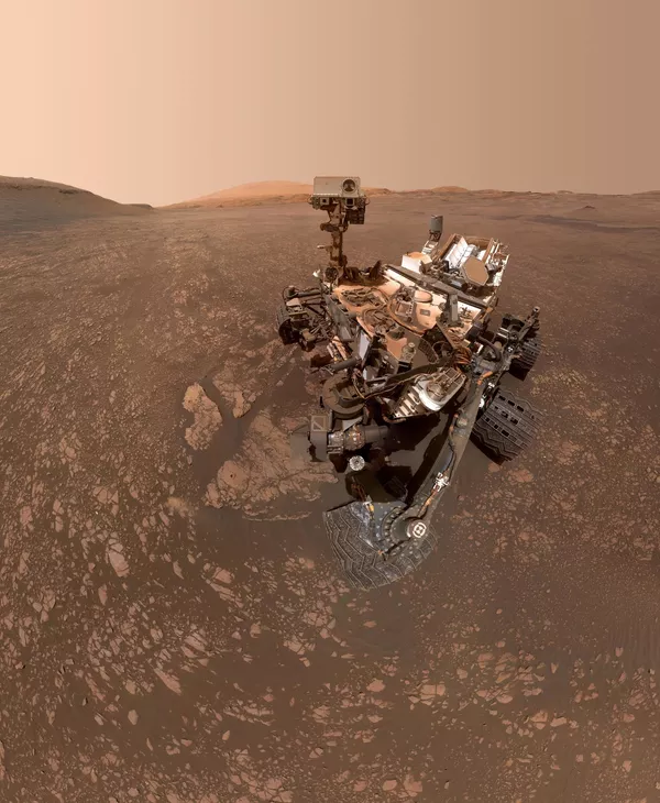 Дастгоҳи таҳқиқотӣ дар Миррих - Curiosity акси худ, ё ба истилоҳ селфӣ гирифт