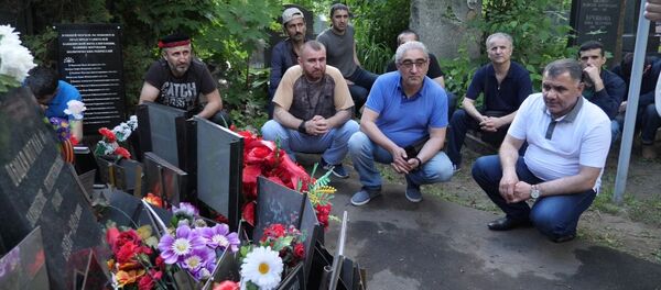 Cотрудники организации НУР и консульства Таджикистана приняли участие  в субботнике на могилах Героев Таджикистана - Sputnik Таджикистан