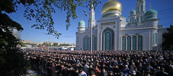 LIVE: Московская община мусульман празднует Ураза-байрам LIVE: Московская община мусульман празднует Ураза-байрам - Sputnik Тоҷикистон