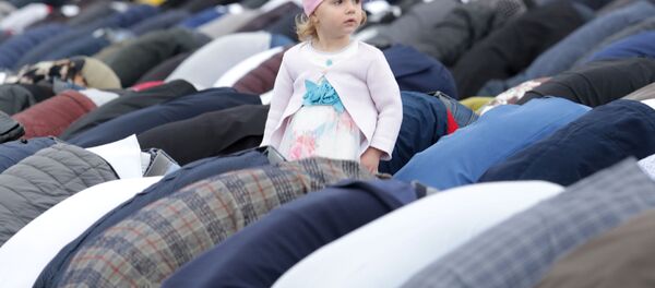 Девочка на утренней молитве во время празднования Ид-аль-Фитра в Албании  - Sputnik Таджикистан