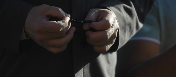 Мусульманин перед намазом в день праздника Ураза-байрам у Соборной мечети в Москве - Sputnik Тоҷикистон