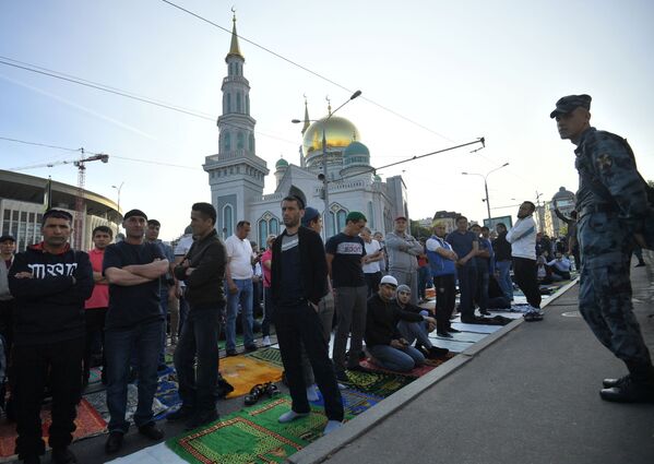 Мусульмане перед намазом в день праздника Ураза-байрам у Соборной мечети в Москве - Sputnik Таджикистан