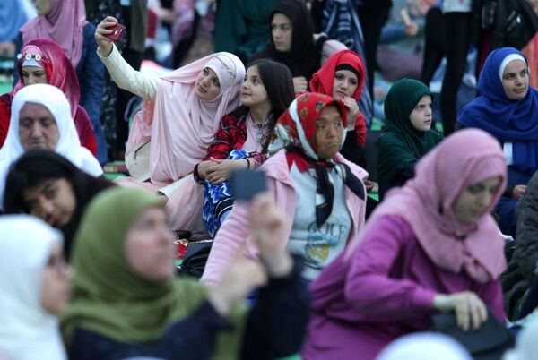 Албанские мусульмане во время празднования во время празднования Ид-аль-Фитра - Sputnik Таджикистан