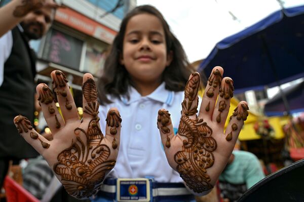 Девочка показывает руки, покрытие хной до начала празднования Ид-аль-Фитра в Шринагаре - Sputnik Таджикистан