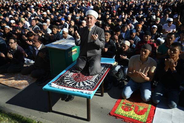 Мусульмане перед намазом в день праздника Ураза-байрам у Соборной мечети в Москве - Sputnik Таджикистан