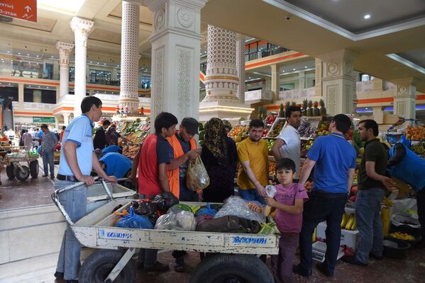 Жители Душанбе покупают продукты на рынке Мехргон - Sputnik Таджикистан