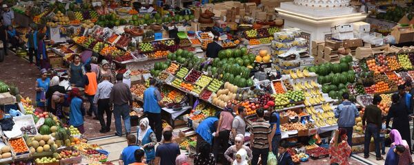 Жители Душанбе покупают продукты на рынке Мехргон - Sputnik Тоҷикистон