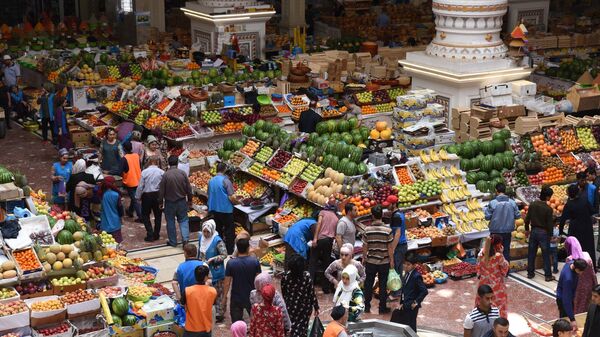 Жители Душанбе покупают продукты на рынке Мехргон - Sputnik Тоҷикистон