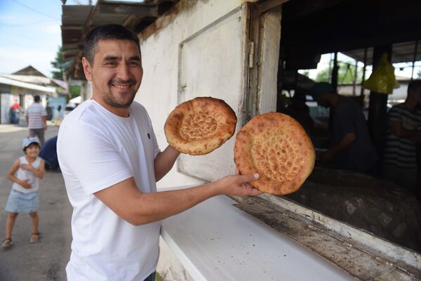 Житель Душанбе покупает хлеб - Sputnik Таджикистан