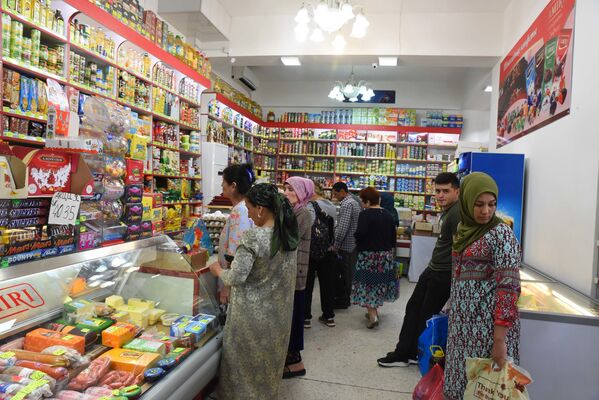 Жители Душанбе покупают продукты - Sputnik Таджикистан