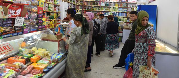 Жители Душанбе покупают продукты - Sputnik Таджикистан
