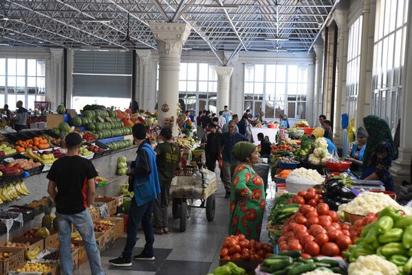 Жители Душанбе покупают продукты на рынке Мехргон  - Sputnik Таджикистан