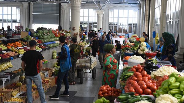 Жители Душанбе покупают продукты на рынке Мехргон  - Sputnik Тоҷикистон
