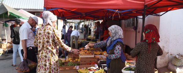 Жители Душанбе покупают продукты на рынке Мехргон Жители Душанбе покупают продукты на рынке Мехргон - Sputnik Тоҷикистон