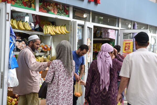 Жители Душанбе покупают продукты в магазине - Sputnik Таджикистан