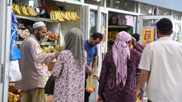 Жители Душанбе покупают продукты в магазине - Sputnik Таджикистан