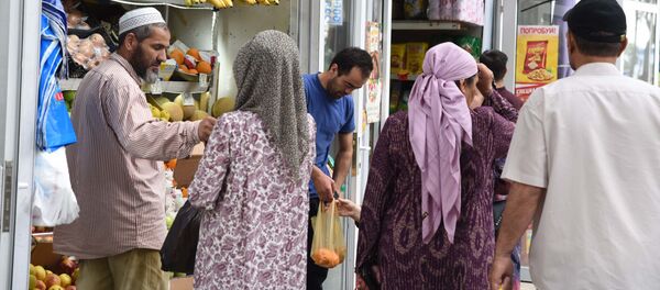Жители Душанбе покупают продукты в магазине - Sputnik Таджикистан