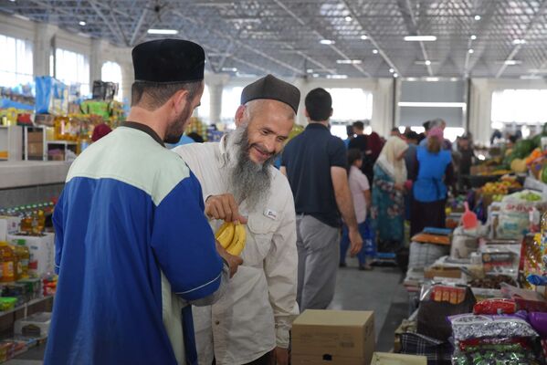 Жители Душанбе покупают продукты на рынке Мехргон - Sputnik Таджикистан