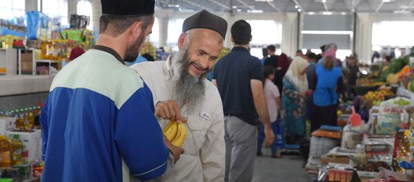 Жители Душанбе покупают продукты на рынке Мехргон - Sputnik Таджикистан