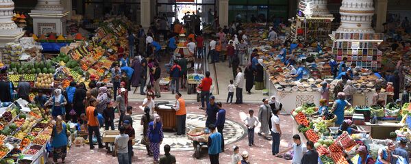 Жители Душанбе покупают продукты на рынке Мехргон - Sputnik Таджикистан