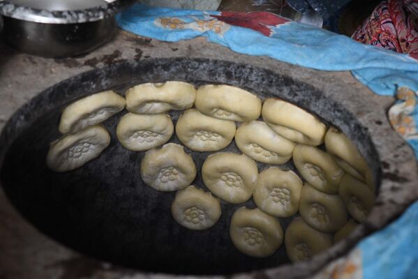 Приготовление традиционных лепешек в тандыре  - Sputnik Таджикистан