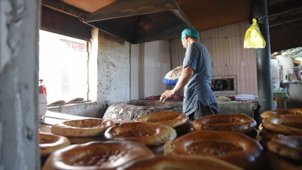 Приготовление традиционных лепешек в тандыре - Sputnik Таджикистан