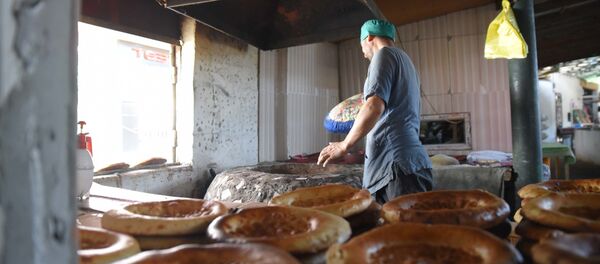 Приготовление традиционных лепешек в тандыре - Sputnik Таджикистан