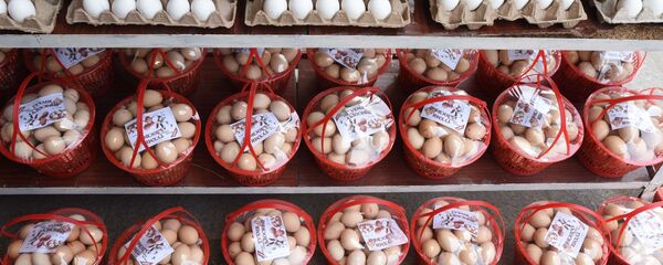 Продажа яиц на рынке Мехргон - Sputnik Тоҷикистон