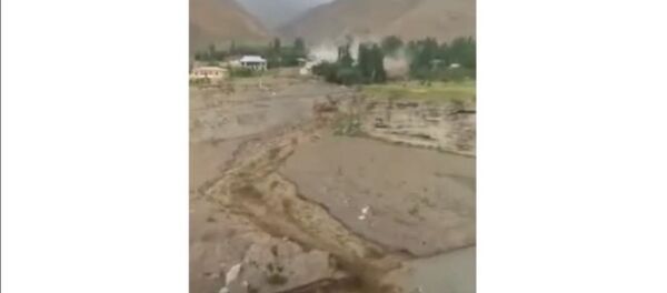 В Пенджикенте двух людей унесло селевым потоком - Sputnik Тоҷикистон