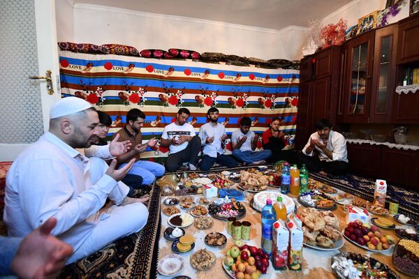 Жители Таджикистана встретили праздник Ид аль-Фитр или Иди Рамазон  - Sputnik Тоҷикистон