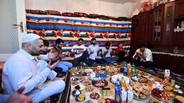 Жители Таджикистана встретили праздник Ид аль-Фитр или Иди Рамазон  - Sputnik Таджикистан