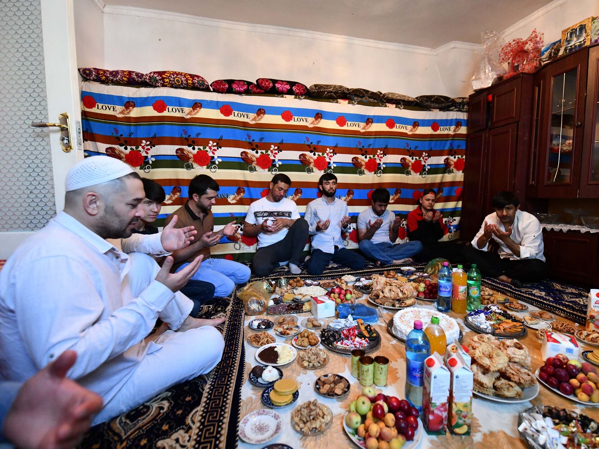 Ураза в таджикистане. Дастархан на Рамазан. Дастархан праздник Таджикистан. Иди Рамазон Таджикистан. Рамазан dasturxon.