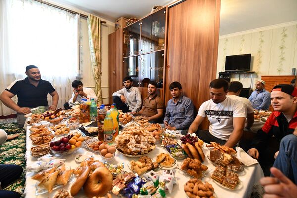 Жители Таджикистана встретили праздник Ид аль-Фитр, или Иди Рамазон - Sputnik Таджикистан
