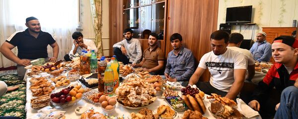 Жители Таджикистана встретили праздник Ид аль-Фитр или Иди Рамазон - Sputnik Таджикистан