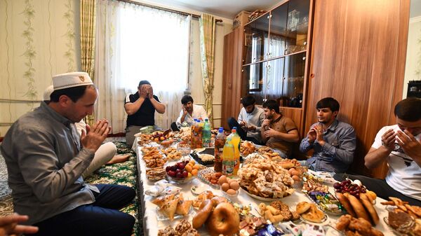 Жители Таджикистана встретили праздник Ид аль-Фитр или Иди Рамазон - Sputnik Тоҷикистон