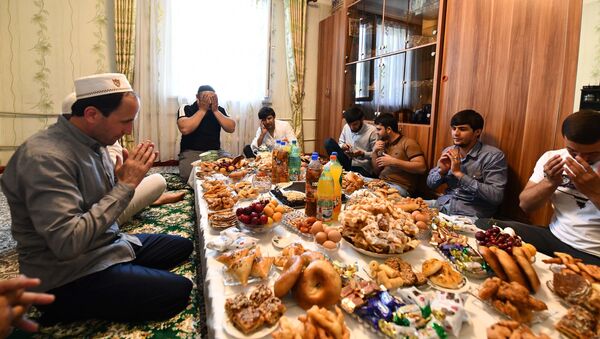 Жители Таджикистана встретили праздник Ид аль-Фитр или Иди Рамазон - Sputnik Тоҷикистон