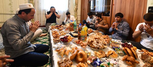 Жители Таджикистана встретили праздник Ид аль-Фитр или Иди Рамазон - Sputnik Тоҷикистон