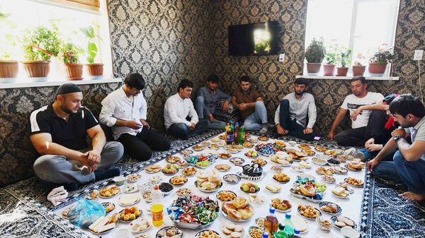 Жители Таджикистана встретили праздник Ид аль-Фитр или Иди Рамазон - Sputnik Таджикистан