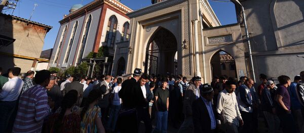 Верующие мусульмане перед началом молитв у мечети в Душанбе - Sputnik Тоҷикистон