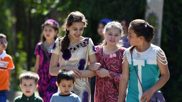 Дети гуляют на улице в Таджикистане - Sputnik Тоҷикистон