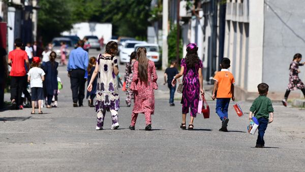 Дети гуляют на улице в Таджикистане - Sputnik Таджикистан