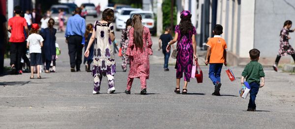 Дети гуляют на улице в Таджикистане - Sputnik Таджикистан