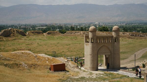 Территория Гиссарской крепости, архивное фото - Sputnik Таджикистан