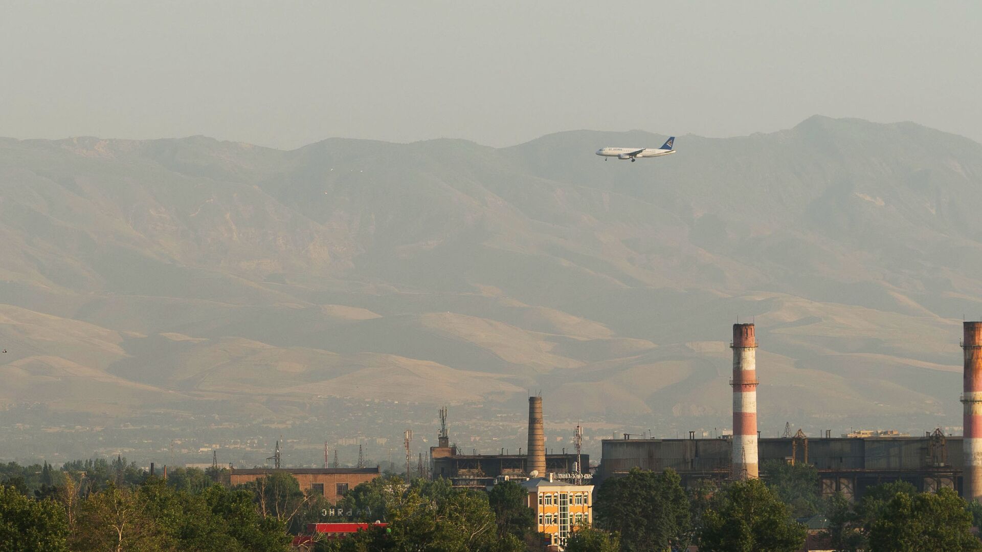 Самолет идет на посадку в Душанбе - Sputnik Таджикистан, 1920, 26.03.2022