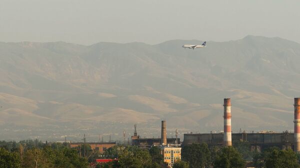 Самолет идет на посадку в Душанбе - Sputnik Тоҷикистон
