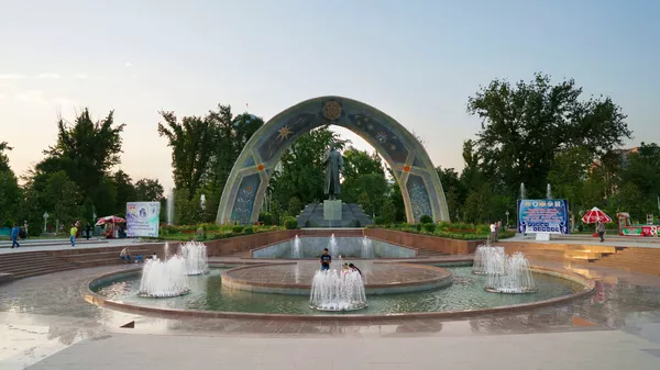 Памятник Рудаки в Душанбе, архивное фото