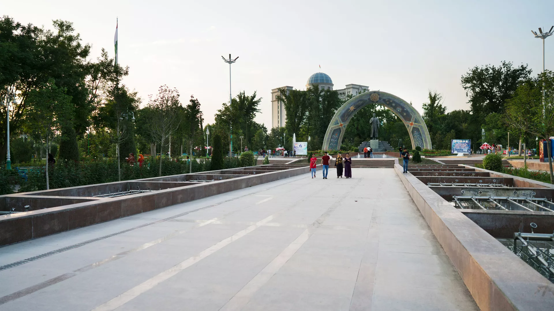 Памятник Рудаки в Душанбе, архивное фото 