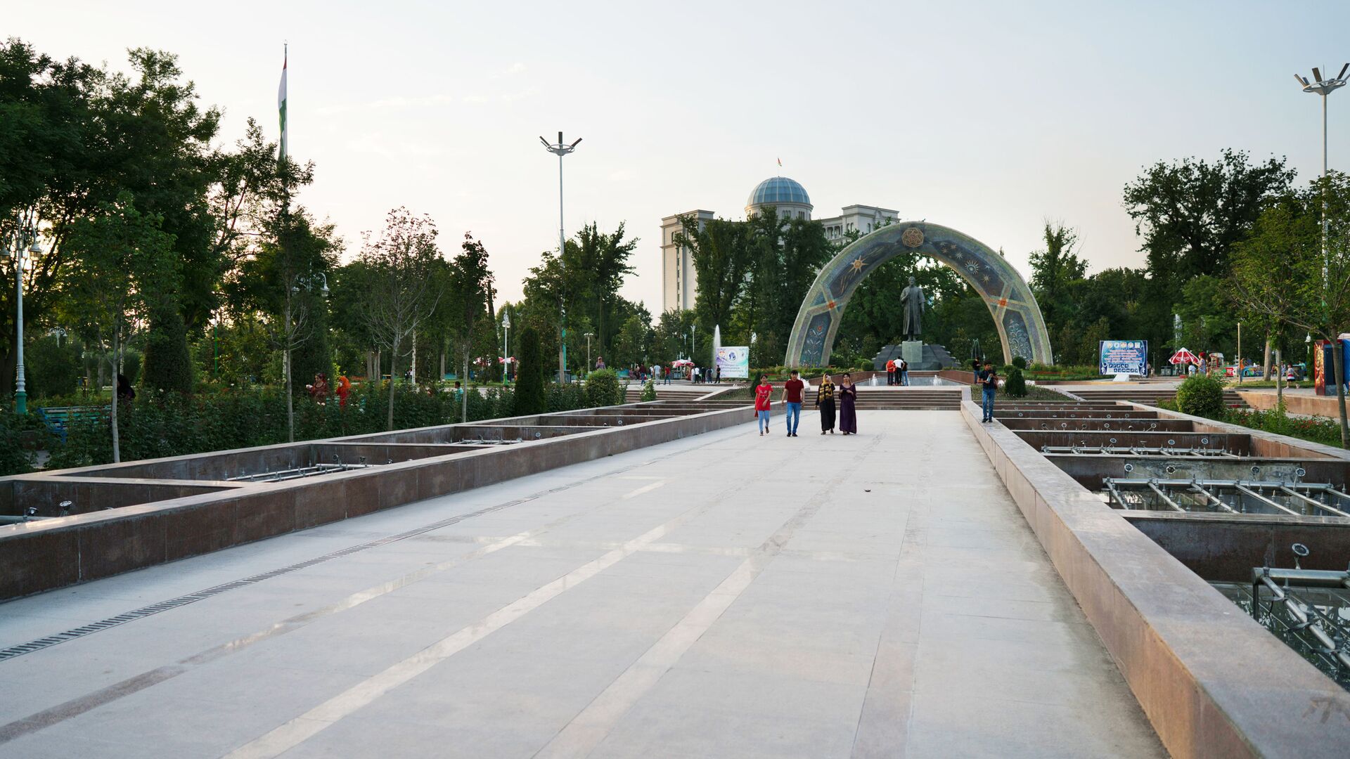 Памятник Рудаки в Душанбе, архивное фото  - Sputnik Тоҷикистон, 1920, 12.10.2022
