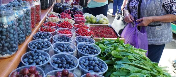 Продажа ягод на Центральном продовольственном рынке Калининграда - Sputnik Таджикистан