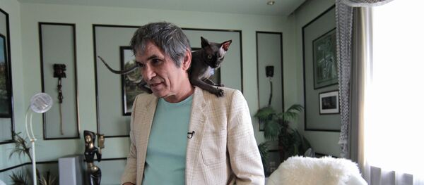 Бари Алибасов в своей квартире - Sputnik Таджикистан